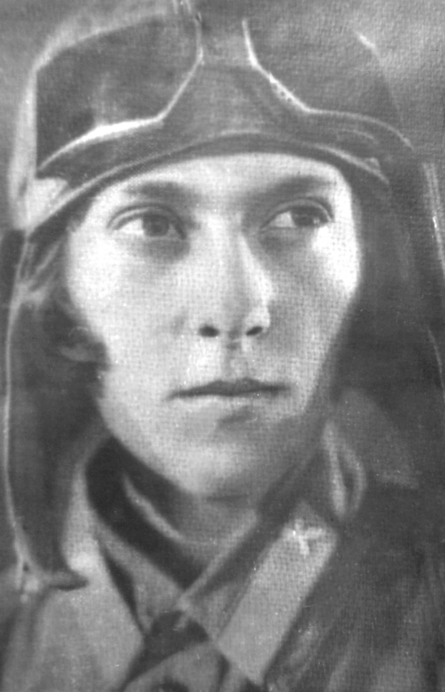 Портрет Лейлы Мамедбековой в лётном шлеме