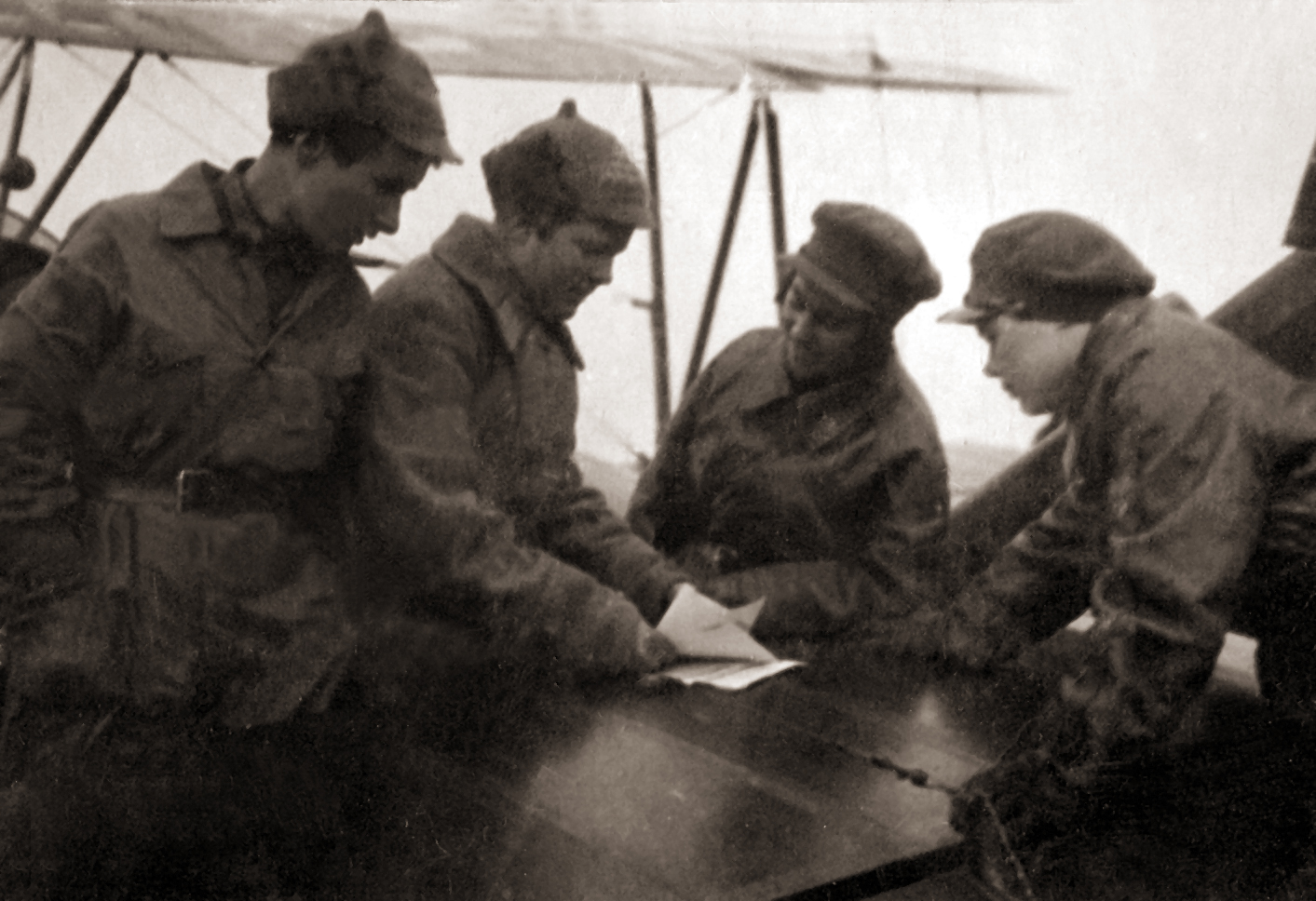 Изучение карт у крыла биплана, 1933