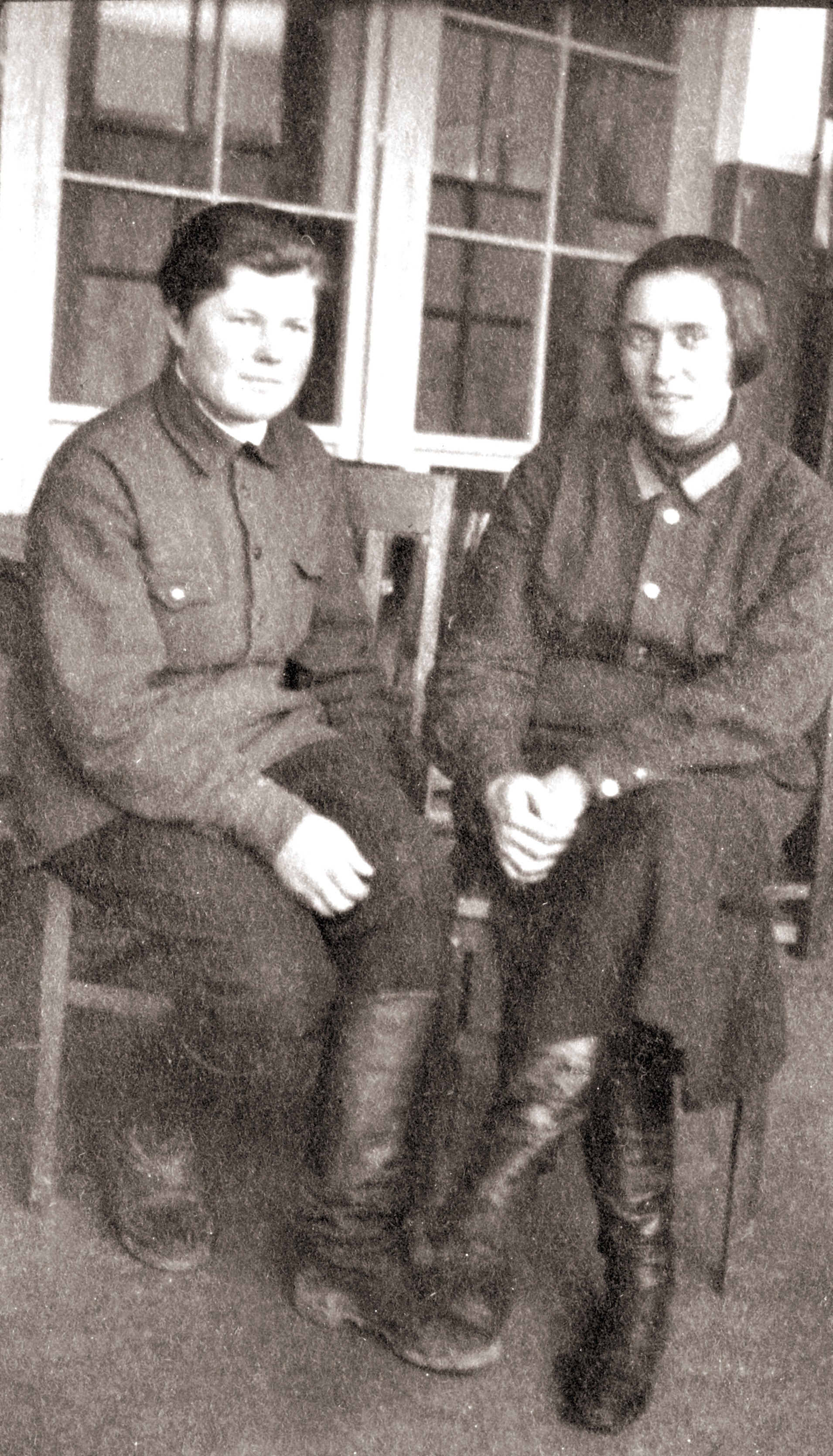 Два пилота в форме