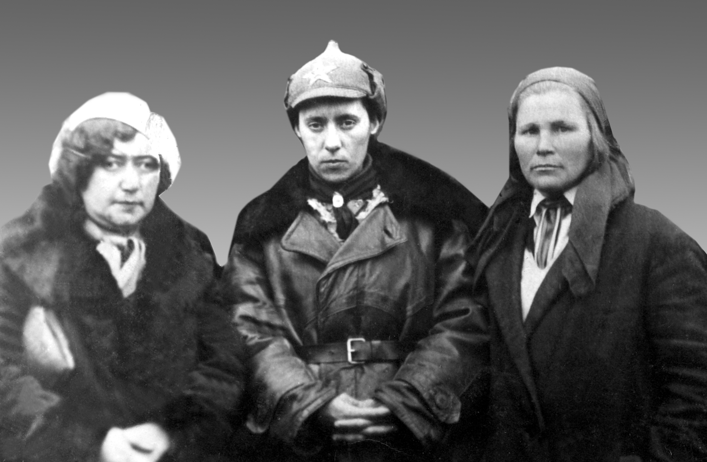 Три женщины, центральная в будёновке