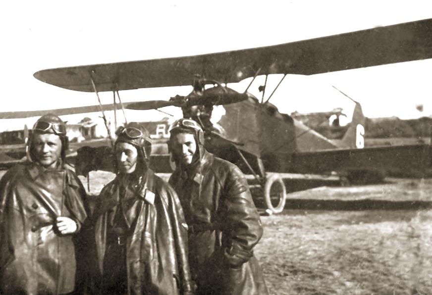 Пилоты у биплана, 1934