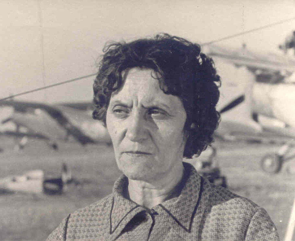 Лейла в зрелом возрасте на фоне самолётов