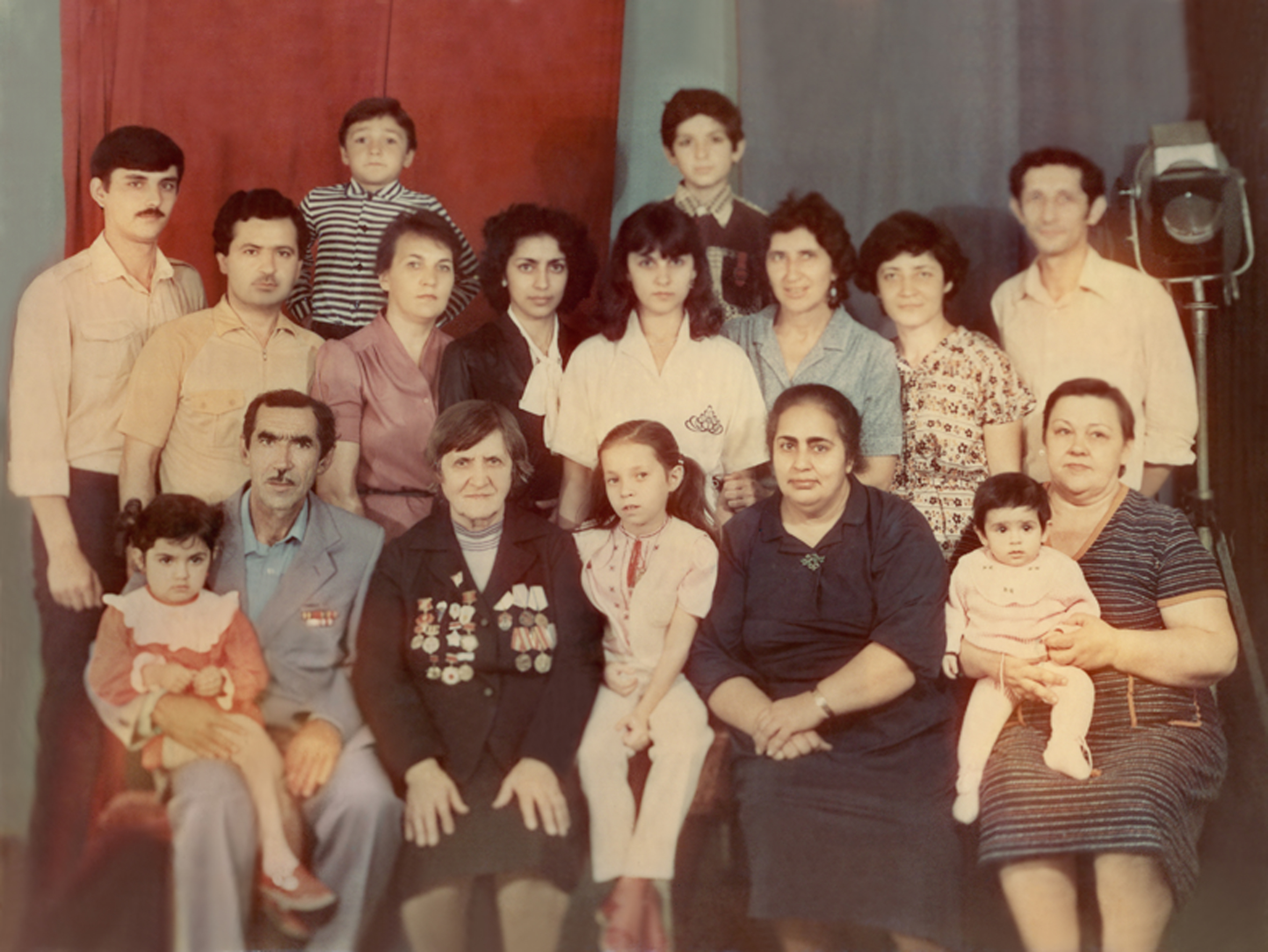 Семейное фото с наградами