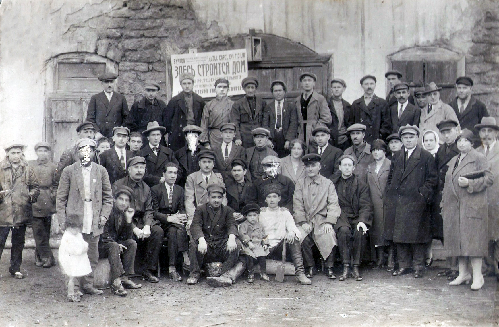 Муж Бахрам на строительстве дома