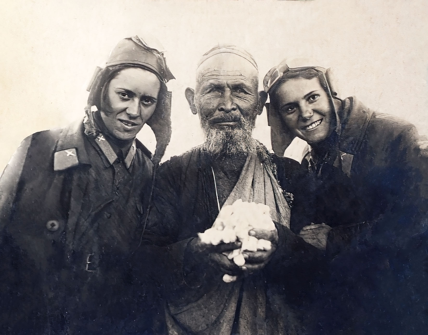 Две лётчицы с пожилым колхозником