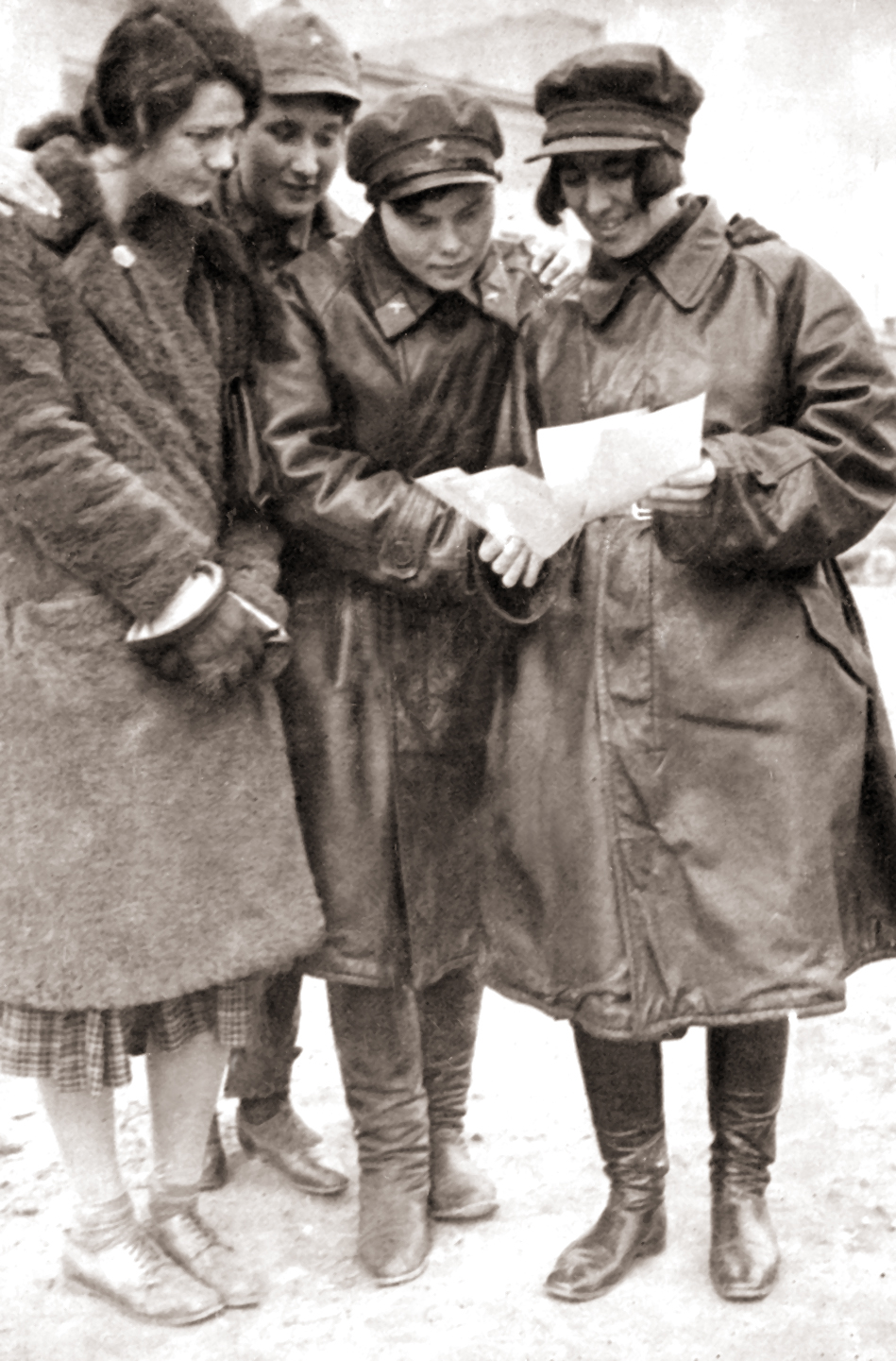 Женщины-авиаторы изучают документы