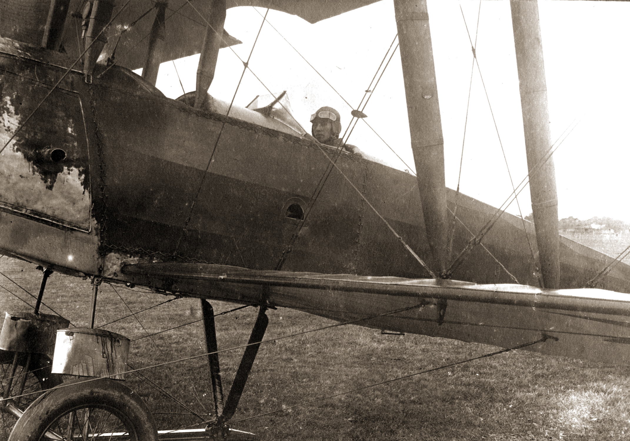 В кабине биплана