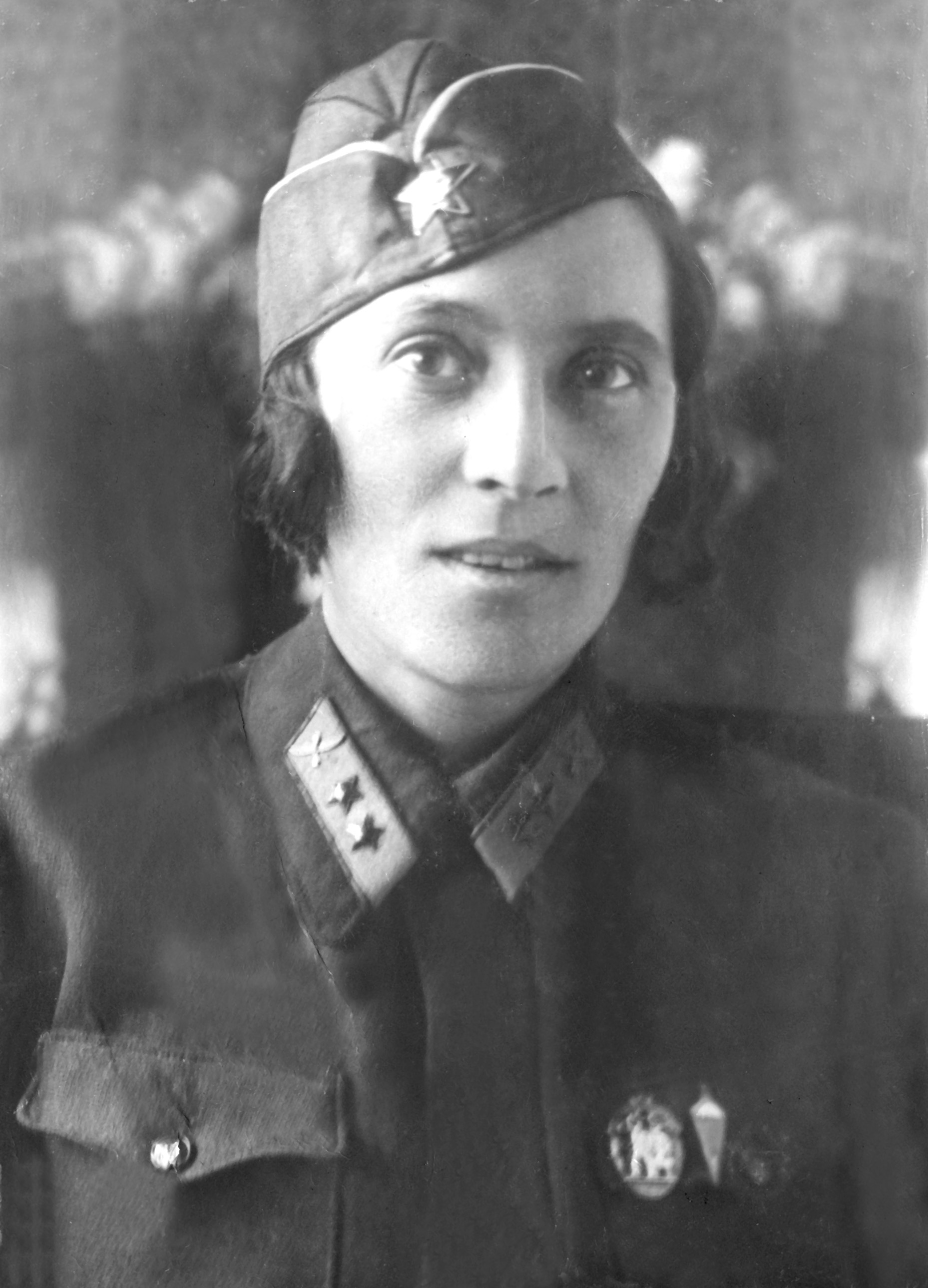 Портрет в пилотке со звездой