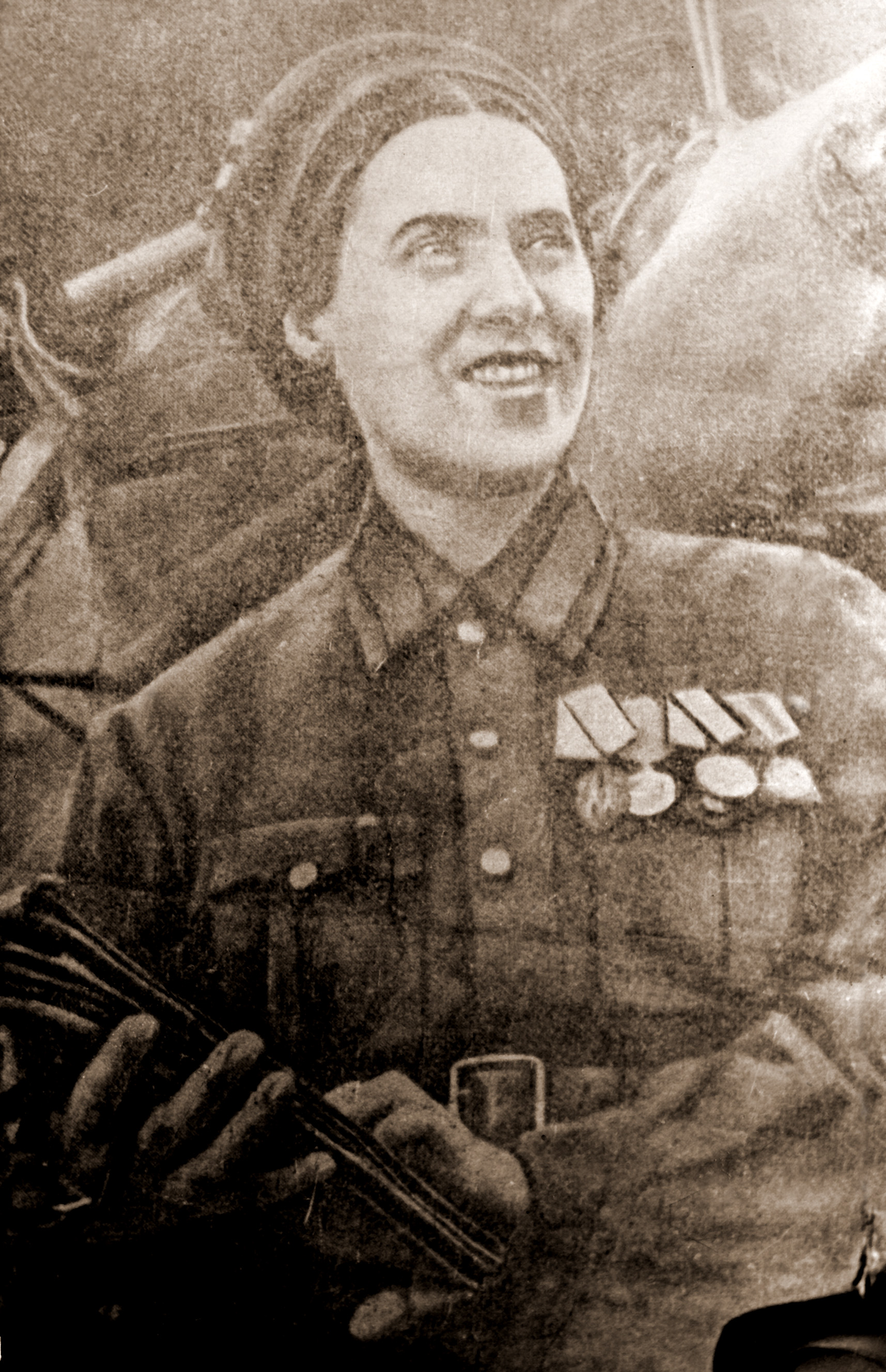 Улыбающаяся с медалями