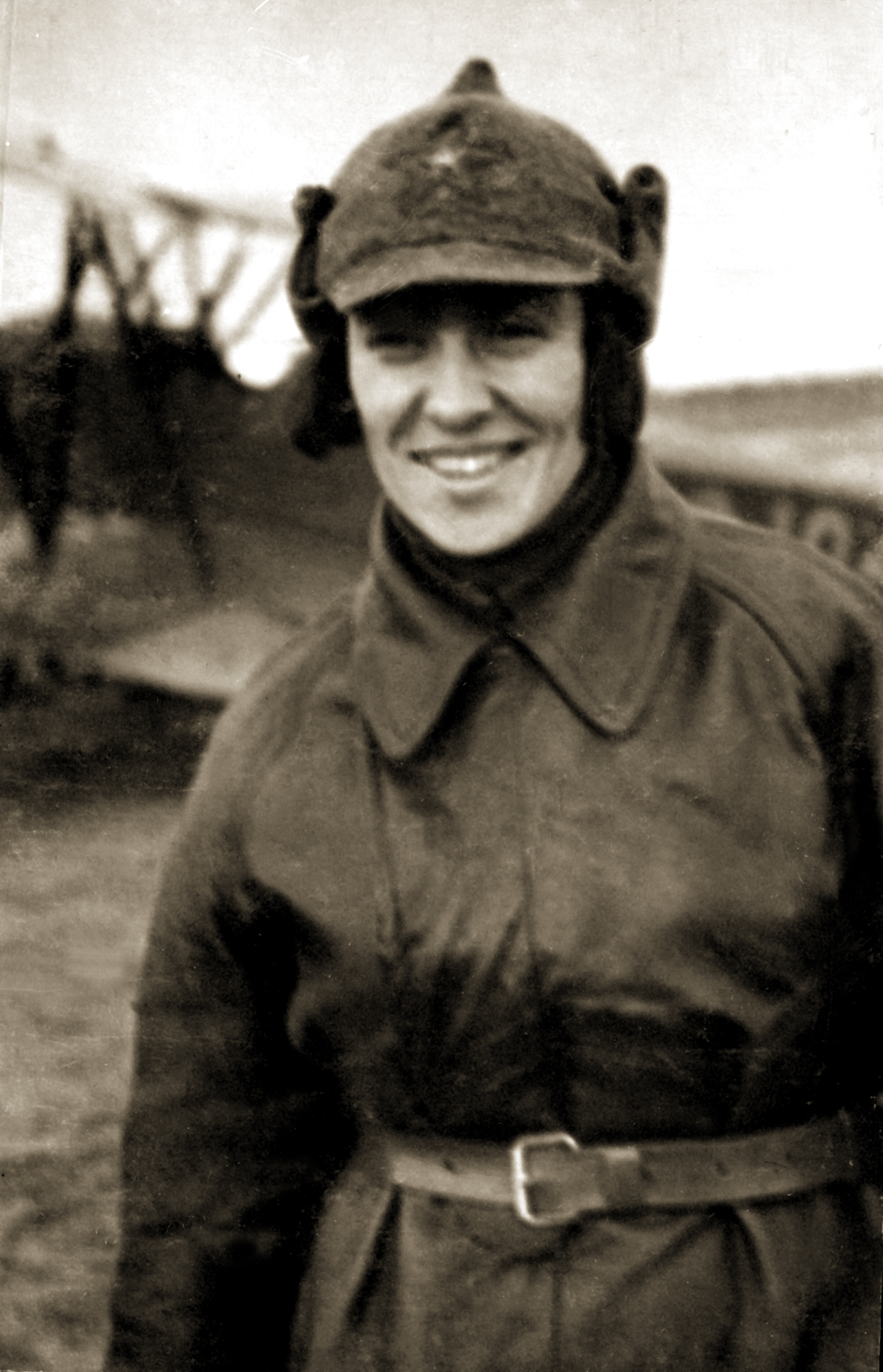 На аэродроме в лётном шлеме