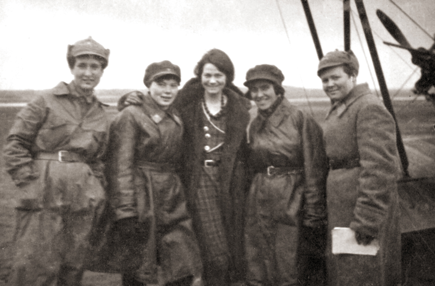 Группа пилотов у самолёта