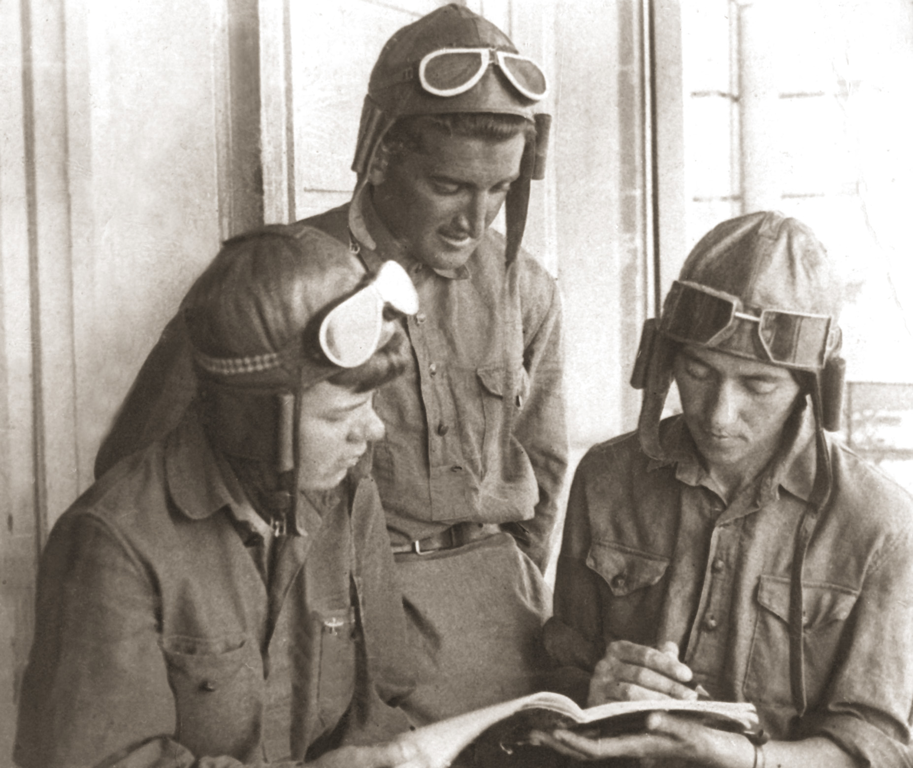 Три пилота изучают документы