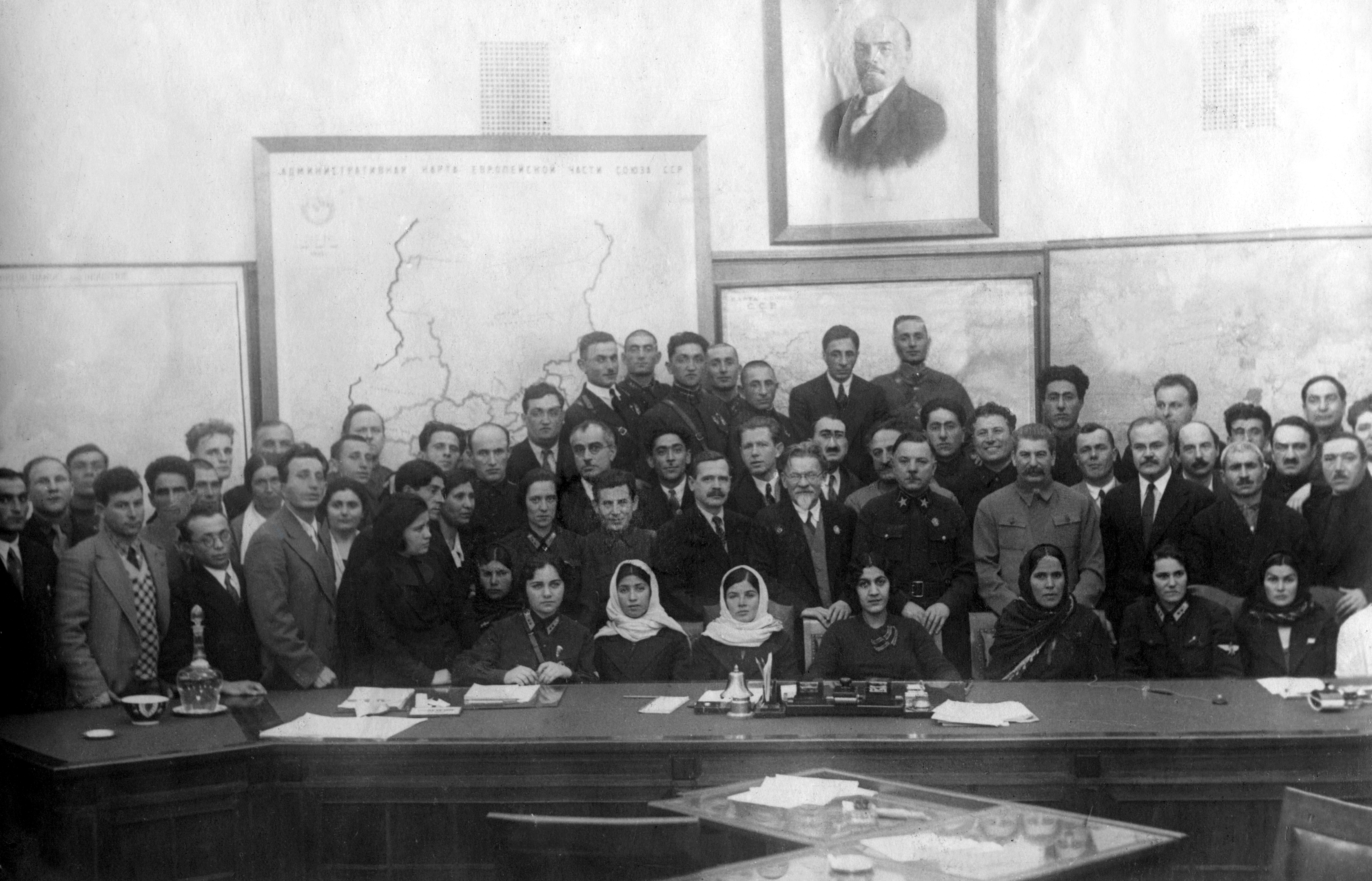Официальное собрание с портретом Ленина