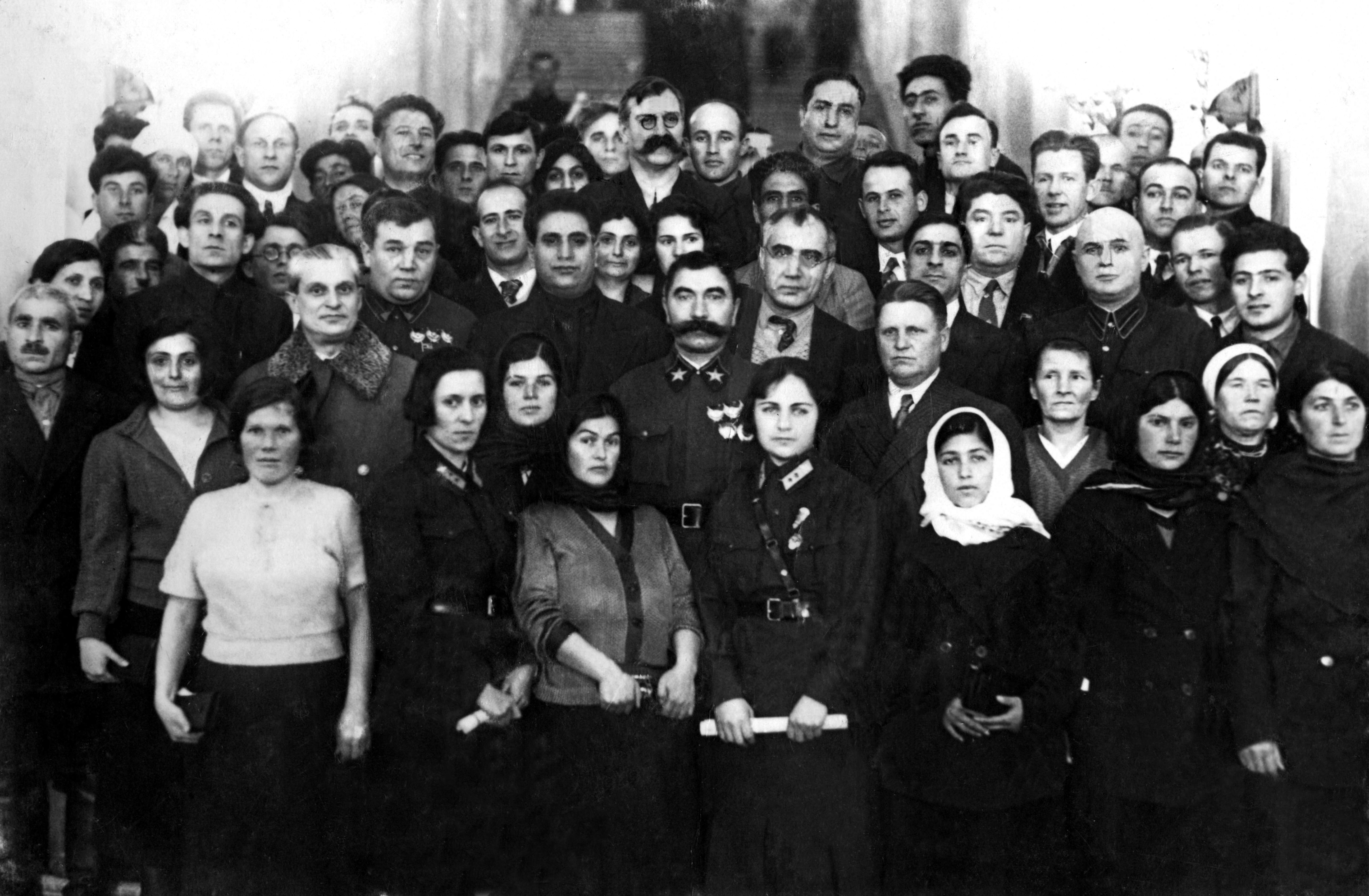 Групповое фото с военными